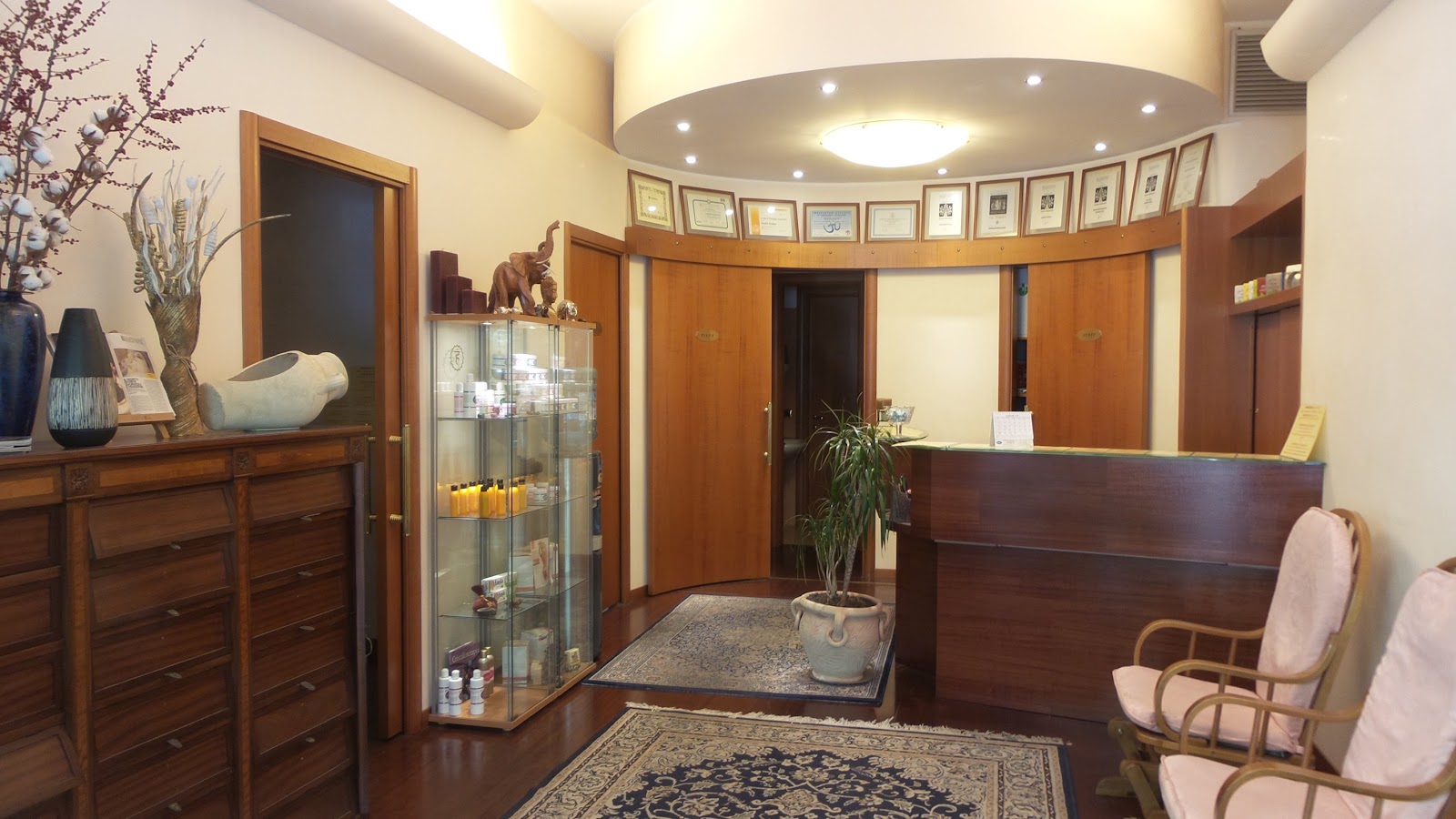 Interno Virya — reception e sala d'attesa